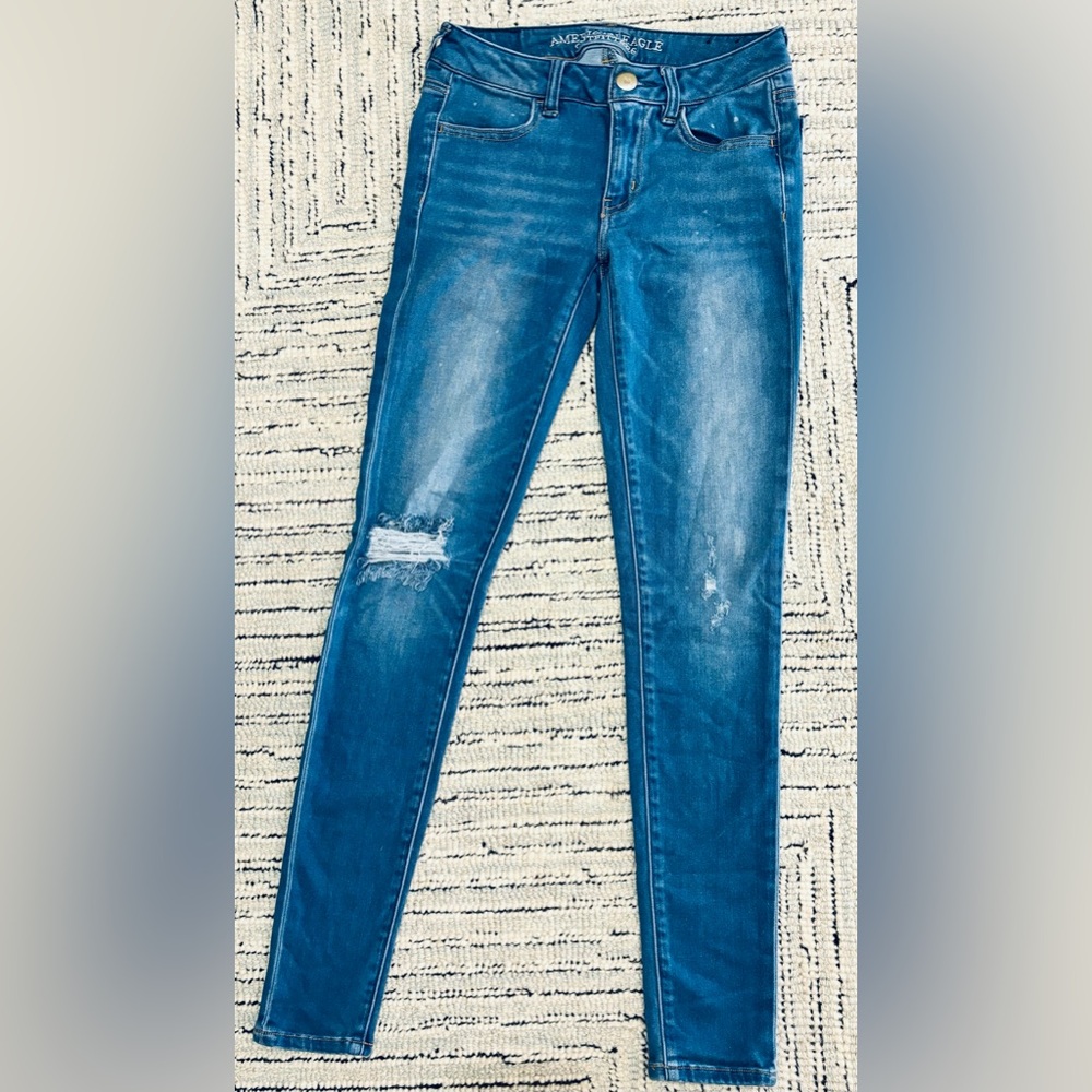 AEO Denim, American Eagle Jeggings, EUC size 2 Regular. Light Wash, Distressed!